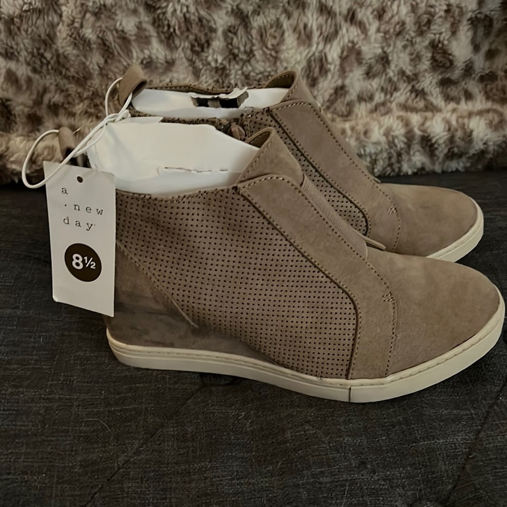 Tan wedge tennis shoe